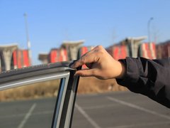 2011款 2.0L 手动 汽油两驱尊贵型 5座