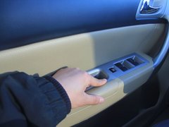 2011款 2.0L 手动 汽油两驱尊贵型 5座