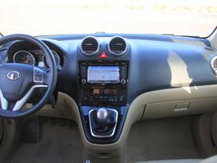 2011款 2.0L 手动 汽油两驱尊贵型 5座