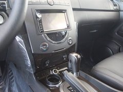 双龙汽车  RX320 3.2 AT 中控台仪表下方45度特写