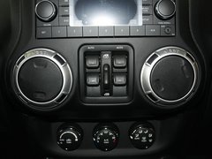 2012款 3.6L 四门版撒哈拉 4座