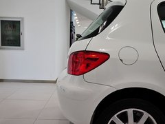 2012款 1.6L 手动 两厢 豪华版