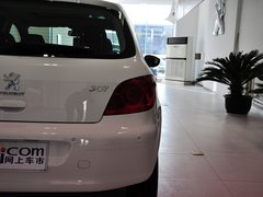 2012款 1.6L 手动 两厢 豪华版