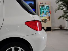 2012款 1.6L 手动 两厢 豪华版