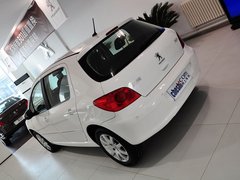 2012款 1.6L 手动 两厢 豪华版
