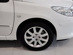 2012款 1.6L 手动 两厢 豪华版
