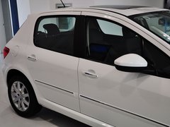 2012款 1.6L 手动 两厢 豪华版