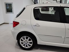 2012款 1.6L 手动 两厢 豪华版