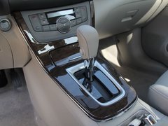 东风日产  新轩逸 中控台仪表下方45度特写