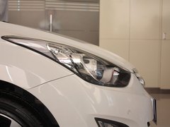 北京现代  朗动 1.8L AT 车辆右前大灯正侧视角