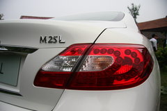 2012款 M25L 2.5L 自动 舒适版