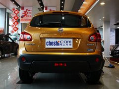 东风日产  逍客 2.0L CVT 车辆正后方尾部视角