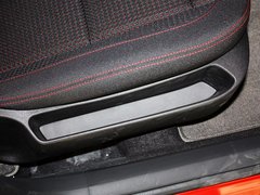 2012款 两厢 2.0L 自动 乐炫型