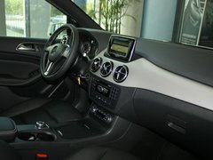 奔驰(进口)  B200 1.6T AT 中控台右侧