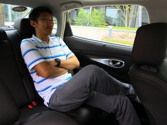 2012款 M25L 2.5L 自动 奢华版