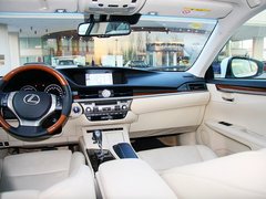 2013款 2.5 CVT 300h 豪华版