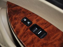 2012款 2.0L 手動 尊貴型