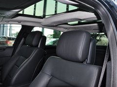 北京奔驰  E300L 3.0L 驾驶席座椅头枕特写