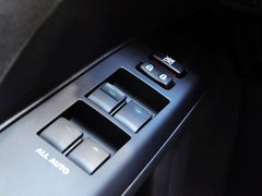 2013款 200h 1.8L CVT 暗夜骑士版
