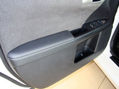 2013款 200h 1.8L CVT 暗夜骑士版
