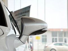 2013款 200h 1.8L CVT 花语花忆版