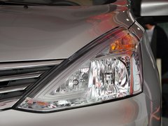 东风日产  骊威 1.6L CVT 车辆大灯细节