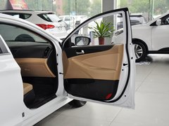 2013款 2.0L 自动 豪华版