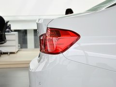 2013款 320i 2.0T 自动 时尚型