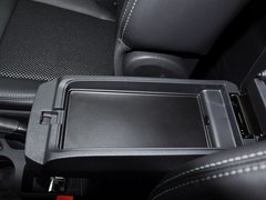 2014款 2.4L 自动 四驱蛇行珍藏版 5座