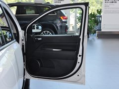 2014款 2.4L 自动 四驱蛇行珍藏版 5座