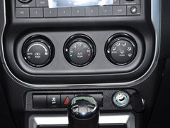 2014款 2.4L 自动 四驱蛇行珍藏版 5座