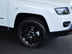 2014款 2.4L 自动 四驱蛇行珍藏版 5座