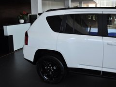2014款 2.4L 自动 四驱蛇行珍藏版 5座