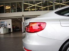 2013款 328i 2.0T 自动 风尚设计套装