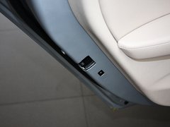 2013款 328i 2.0T 自动 风尚设计套装