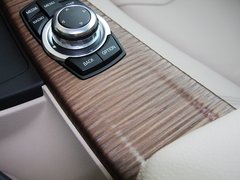 2013款 328i 2.0T 自动 风尚设计套装