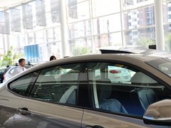 2013款 328i 2.0T 自动 风尚设计套装