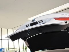 2013款 320i 2.0T 自动 风尚设计套装