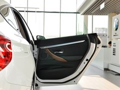 2013款 320i 2.0T 自动 风尚设计套装