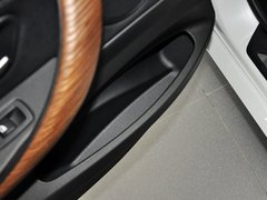 2013款 320i 2.0T 自动 风尚设计套装