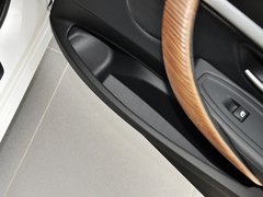2013款 320i 2.0T 自动 风尚设计套装