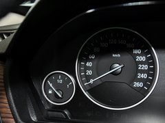2013款 320i 2.0T 自动 风尚设计套装