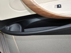 2013款 320i 2.0T 自动 风尚设计套装