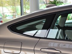 2013款 320i 2.0T 自动 风尚设计套装