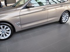 2013款 320i 2.0T 自动 风尚设计套装
