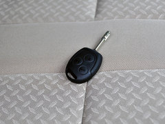 2013款 2.4T 手动 柴油普通型加长轴高顶Duratorq