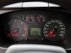 2013款 2.4T 手动 柴油普通型加长轴高顶Duratorq