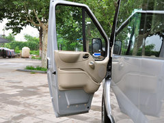 2013款 2.4T 手动 柴油普通型加长轴高顶Duratorq