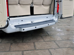 2013款 2.4T 手动 柴油普通型加长轴高顶Duratorq