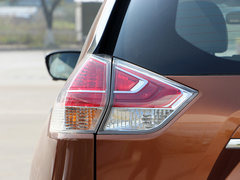 东风日产  基本型 车辆左后大灯正视角